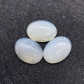 Drei ovale weiße Achat-Edelsteine, halbtransparent mit Textur auf schwarzem Grund - 10x14mm / Achat