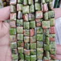 Detailweergave van vierkante unakiet edelsteen kralen met groen-roze patronen - 12x12x5mm (ongeveer 33 stuks) / Unakiet