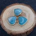 Tre ciondoli a cuore in pietra naturale azzurra con bordo in metallo dorato per DIY - Stile Pietra Blu Chiaro (N. 1) / 16x18mm