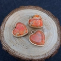Pendente a cuore in pietra naturale arancione con bordo dorato e gancio superiore - Stile in Pietra Rosso-Arancio (N. 2) / 16x18mm