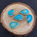 Tropfenförmige Kaiserstein-Anhänger in Türkisblau mit goldenem Metallrahmen - 12x20mm / Blaugrün