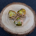 Ciondolo a cuore in pietra imperatore con bordi dorati su una fetta di legno rustico puro - Stile a trama screziata multicolore (N. 8) / 16x18mm