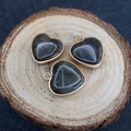 Tre ciondoli a cuore in labradorite scura con cornici in metallo dorato su legno - Stile traslucido grigio scuro (N. 12) / 16x18mm