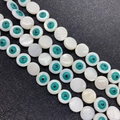 Flache runde Naturmuschel-Perlen im Evil Eye Design in Grün und Weiß für DIY Schmuck - 10mm Einseitig, 39 Stück/Strang (1006-B201208015) / Grün (3 Nuancen)