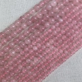 Lichtdurchlässige rosa Naturquarzperlen mit organischer Textur und sanftem Glanz - Rosenquarz (6mm)
