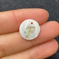 Anhänger aus natürlicher Süßwassermuschel mit goldenem Buchstaben F und Glasur - Buchstabe F