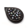 Gros plan d'un pendentif goutte avec des perles noires irisées et cadre en résine - Perle Noire Irisée (No. 4)