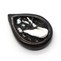 Macro d'un pendentif goutte avec perles baroques et texture de sable minéral noir - Combo de Plusieurs Perles Blanches (No. 5)