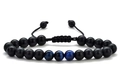 Macro-detail van herenarmband met matte zwarte kralen en blauwe tijgeroogstenen op de band - Matte Black And Blue Tiger Eye