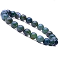 Detalle macro de la pulsera de cuentas de ágata de musgo verde oscuro natural - Ágata musgo