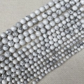 Perles de turquoise blanche avec veines marbrées grises pour la création de bijoux - Howlite