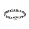 Detail van de zwart-witte geweven textuur en de zilveren magnetische sluiting van de armband - Zwart-Witte Streep (FK0235)