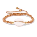 Detail eines gewebten Muschel-Armbands im Boho-Stil mit Goldperlen und verstellbarem Band - Verstellbar / Gelbbraun (FK0957)