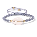 Detailaufnahme eines handgewebten grauen Muschelarmbands mit Kaurischnecke und Goldperlen - Verstellbar / Grau (FK0960)