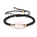 Detail eines handgewebten schwarzen Kordelarmbands mit einer polierten weißen Kauri-Muschel - Verstellbar / Schwarz (FK0961)