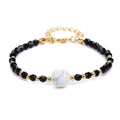 Minimalistische armband met 4mm gefacetteerde zwarte kralen en wit marmeren middensteen - Witte Howliet
