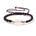 Detail eines handgewebten Muschelarmbands mit echter Kaurimuschel und Goldperlen - Verstellbar / Dunkelviolett (FK0962)