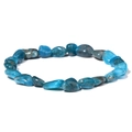 Detaillierte Makroansicht natürlicher blauer Apatitsteine auf einem schlichten Stretcharmband - Seeblauer Apatit Stil (FD10016-19CM)