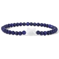 Detailansicht der blauen Natursteinperlen mit weißem Katzenkopf-Anhänger am Armband - Dunkelblauer Mineralmusterstil (FD10115-19CM)