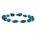 Detalle macro de cuentas de cristal azul irregulares y espaciadores en una pulsera elástica - Estilo Irregular Azul Oscuro (FD10362-19CM)