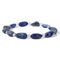 Vista macro de piedras de lapislázuli azul y cuentas de cuarzo en una pulsera elástica - Estilo Irregular Azul (FD10367-19CM)