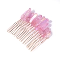 Detail van een handgemaakte roségouden haarkam met roze ruwe kristallen voor bruidskapsels - Iriserend Roze Stijl (FY0298)