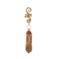 Vista macro de joya dorada para rastas con colgante hexagonal de piedra de ojo de tigre - Estilo Piedra Ojo de Tigre (FY0283)