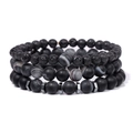Detalle de cuentas de piedra de lava y ágata a rayas mate en un conjunto de pulsera de hombre - Estilo Ágata Gris (FK1493)