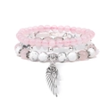 Dettaglio dei bracciali multistrato in marmo bianco con ciondoli rosa e ali - Stile Perle Rosa Traslucide (FK1687-19cm)