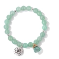 Makroaufnahme von Naturstein-Perlenarmband mit Om-Symbol und Rohkristall-Anhänger - Grüner Aventurin