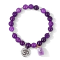Detalle de pulsera de amatista con dije Om plateado y colgante de cristal púrpura crudo - Piedra Blanca Amatista