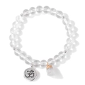Detalle macro de pulsera de cuarzo transparente con dije de Om y colgante de amatista bruta - Cristal de roca