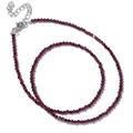 Collar minimalista de piedras naturales rojo oscuro facetadas con dije de corazón y cierre plata - Granate Rojo