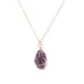 Collana a catena dorata minimalista con ciondolo in cristallo di ametista viola - Stile Pietra Grezza Avvolta a Mano (FN1864)