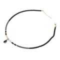 Detail van 4mm zwarte stenen kralenketting met een druppelhanger en een karabijnsluiting - 19cm / Zwarte Steen Hanger (FN0883)