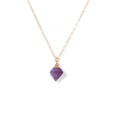 Collana a catena dorata minimalista con pendente in pietra naturale viola ottaedro - Stile Rombo Ottaedrico (FN1868)