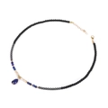 Detail van 4mm kralenketting met een blauwe druppelhanger en gouden karabijnsluiting - 19cm / Donkerblauwe Steen Hanger (FN0885)