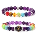 Detalle del conjunto de pulseras de cuentas chakra con grabados dorados del mantra de seis palabras - Amatista