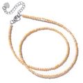 Collar minimalista de cuentas de piedra natural en amarillo y crema con dije de corazón - Concha Roja