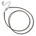 Collar minimalista de cuentas facetadas gris oscuro con dije de corazón plateado - Pirita