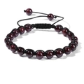 Bracciale artigianale con perline di pietra rosso scuro 6mm e cordino nero regolabile - 19cm / Granato