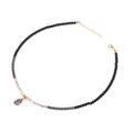 Ketting van zwarte hematiet kralen met een grijze druppel hanger en gouden sluiting - 19cm / Donkergrijze Steen Hanger (FN0886)