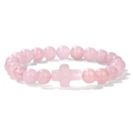 Dettaglio del bracciale con perline di cristallo rosa e ciondolo a croce su sfondo bianco - Quarzo rosa