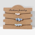 Set van 3 armbanden met natuurlijke witte en blauwe steentjes op bruine kraft-presentatiekaart - Wit & Lichtblauw Grind Stijl (FK0066) / 19cm