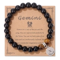 Detalle de la pulsera Géminis de ojo de tigre con colgante grabado en tarjeta de muestra - 19cm / Géminis