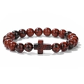 Bracciale di perline in pietra rossa e nera con ciondolo a croce su sfondo bianco - Ossidiana Mogano