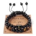 Vater-Sohn-Armband-Set aus Tigerauge mit Buchstabe V auf Vintage-Kraftkarte - Buchstabe V