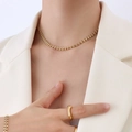 Ensemble bijoux dorés avec collier maille épi et bague minimaliste porté par un mannequin - Collier au Design de Maillons en V (P1132) / Or