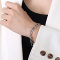Minimalistisches Silberkettenarmband mit flachen ovalen Gliedern am Handgelenk - 17cm / Silber