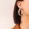 Boucles d'oreilles créoles en C argentées avec zircons taille baguette sur modèle - Couleur Acier (F569-Boucles d'Oreilles Zircon en Forme de C Acier)